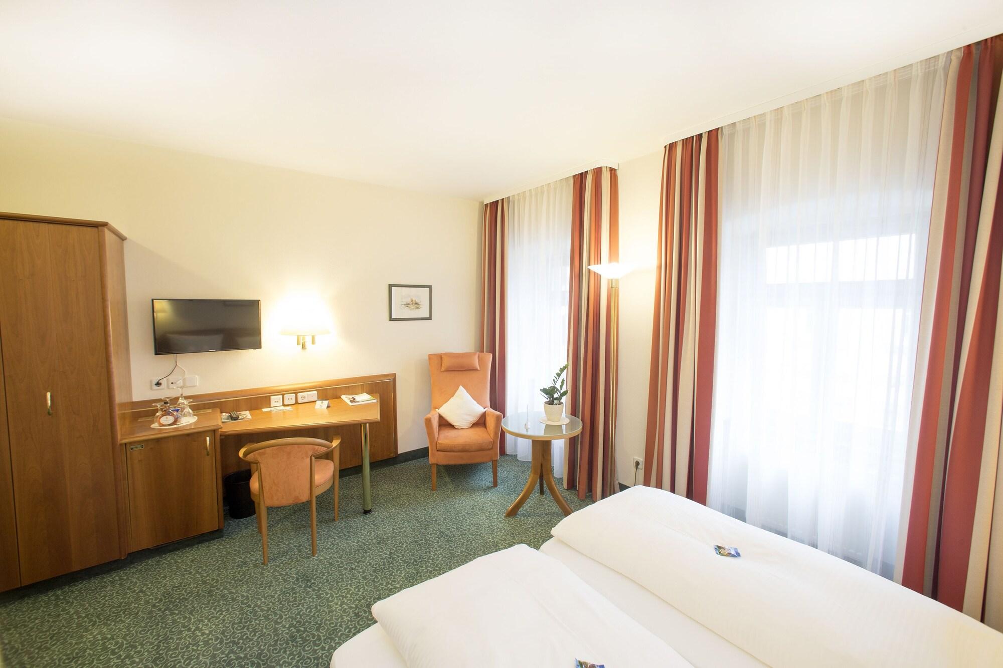Hotel Weisses Lamm Veitshochheim Bagian luar foto