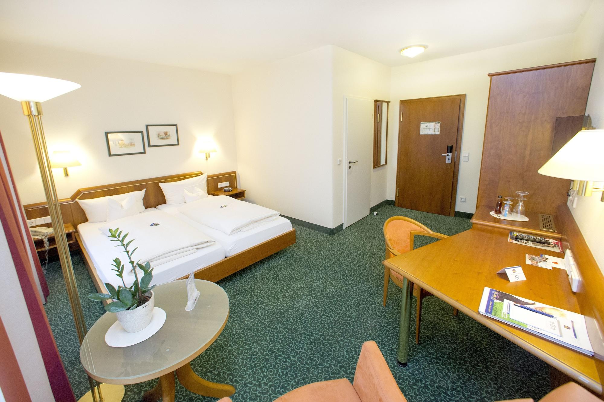 Hotel Weisses Lamm Veitshochheim Bagian luar foto