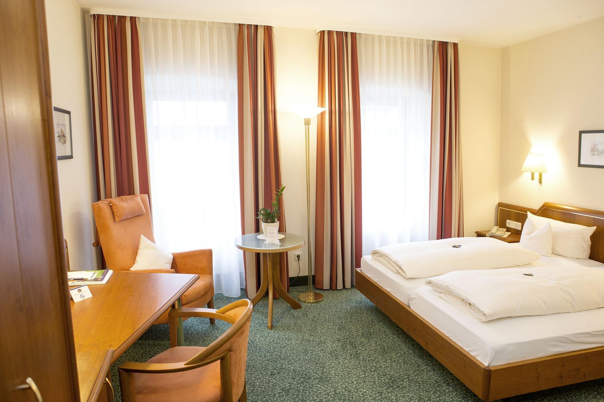 Hotel Weisses Lamm Veitshochheim Bagian luar foto
