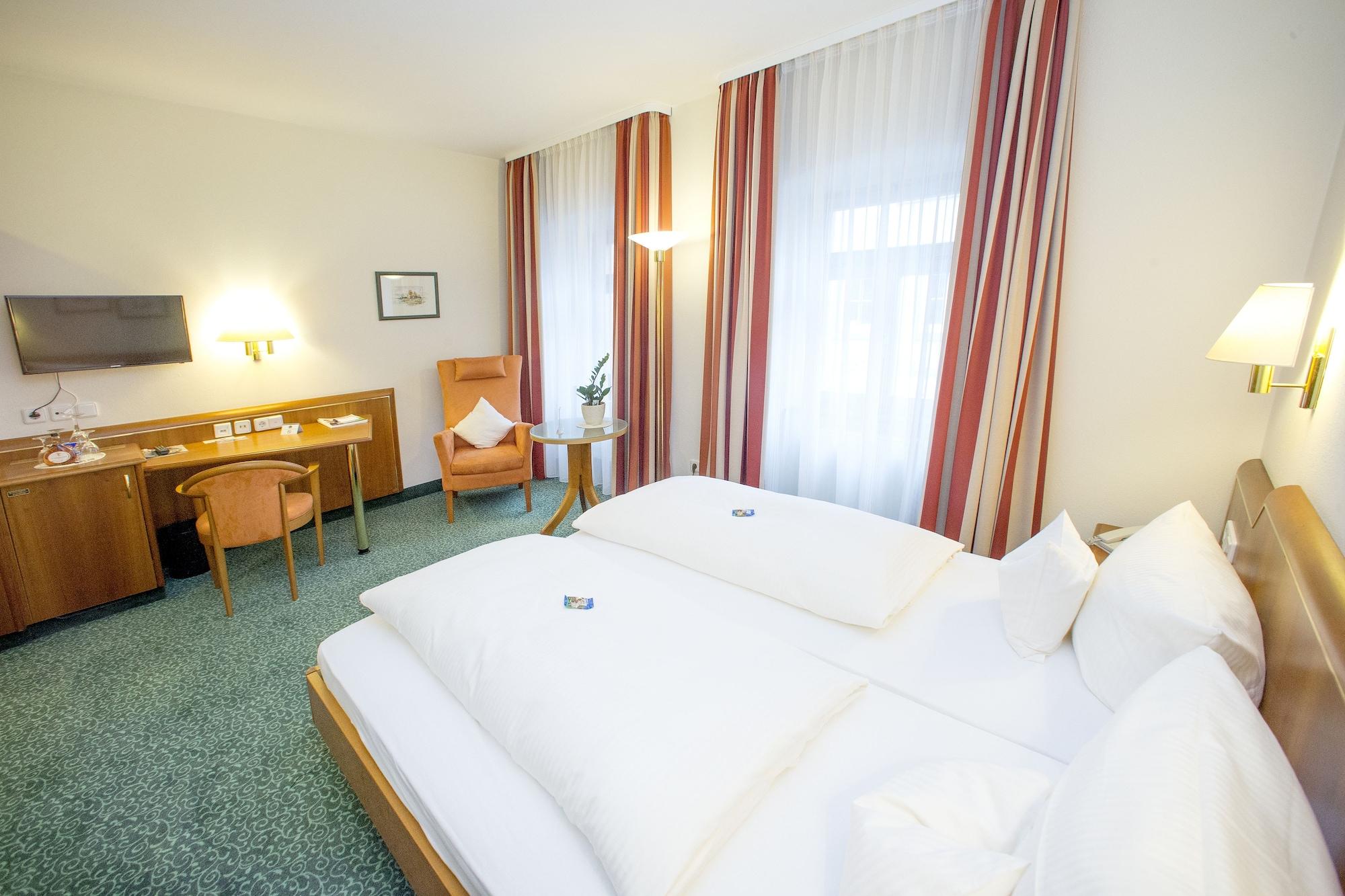 Hotel Weisses Lamm Veitshochheim Bagian luar foto