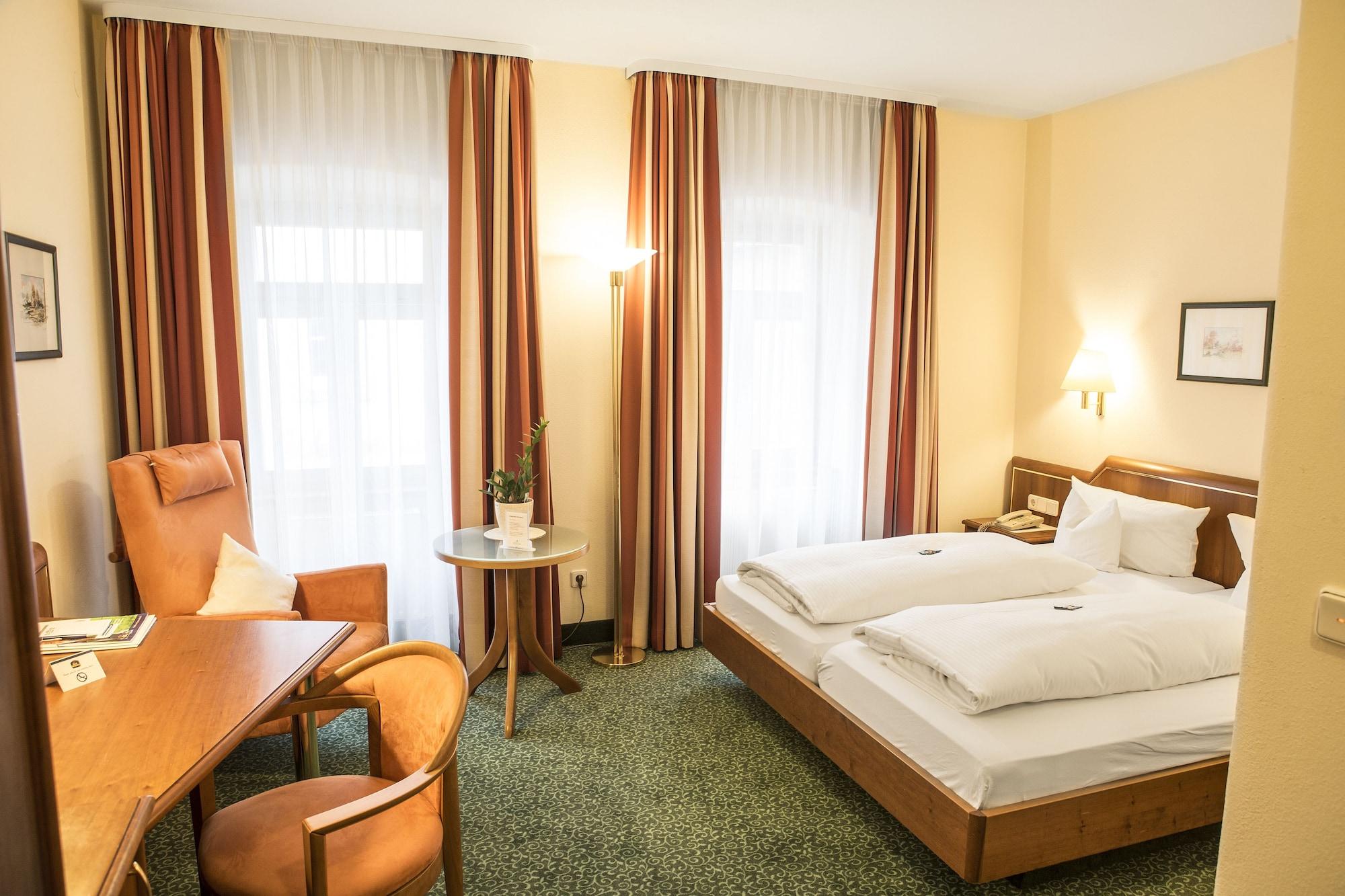 Hotel Weisses Lamm Veitshochheim Bagian luar foto