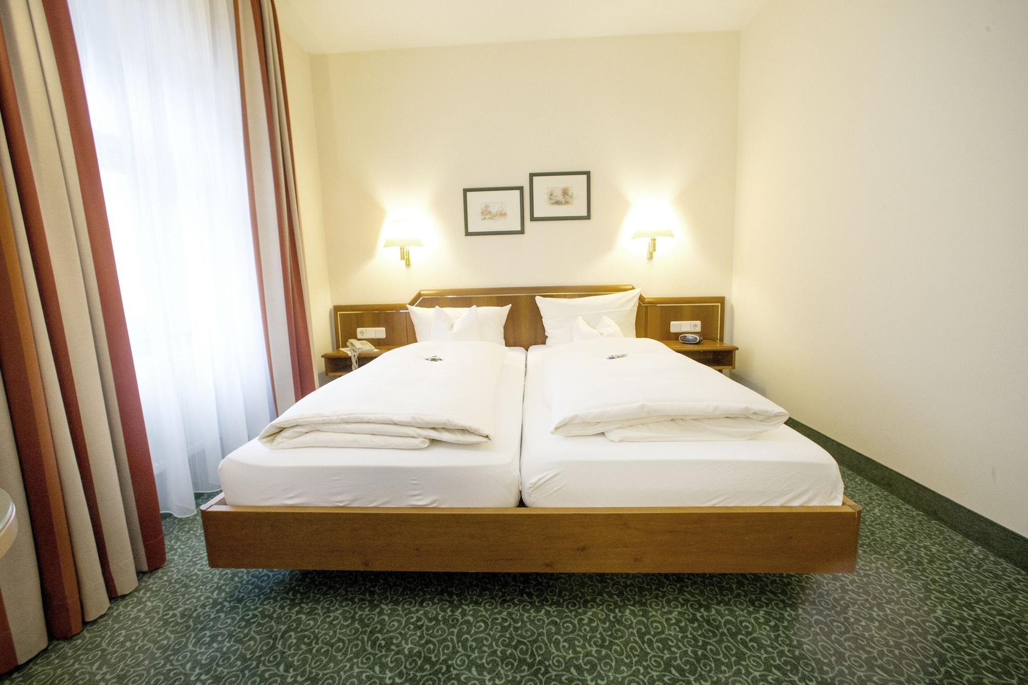 Hotel Weisses Lamm Veitshochheim Bagian luar foto