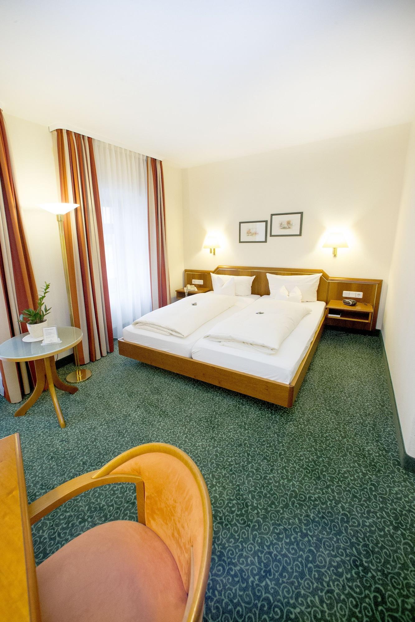 Hotel Weisses Lamm Veitshochheim Bagian luar foto