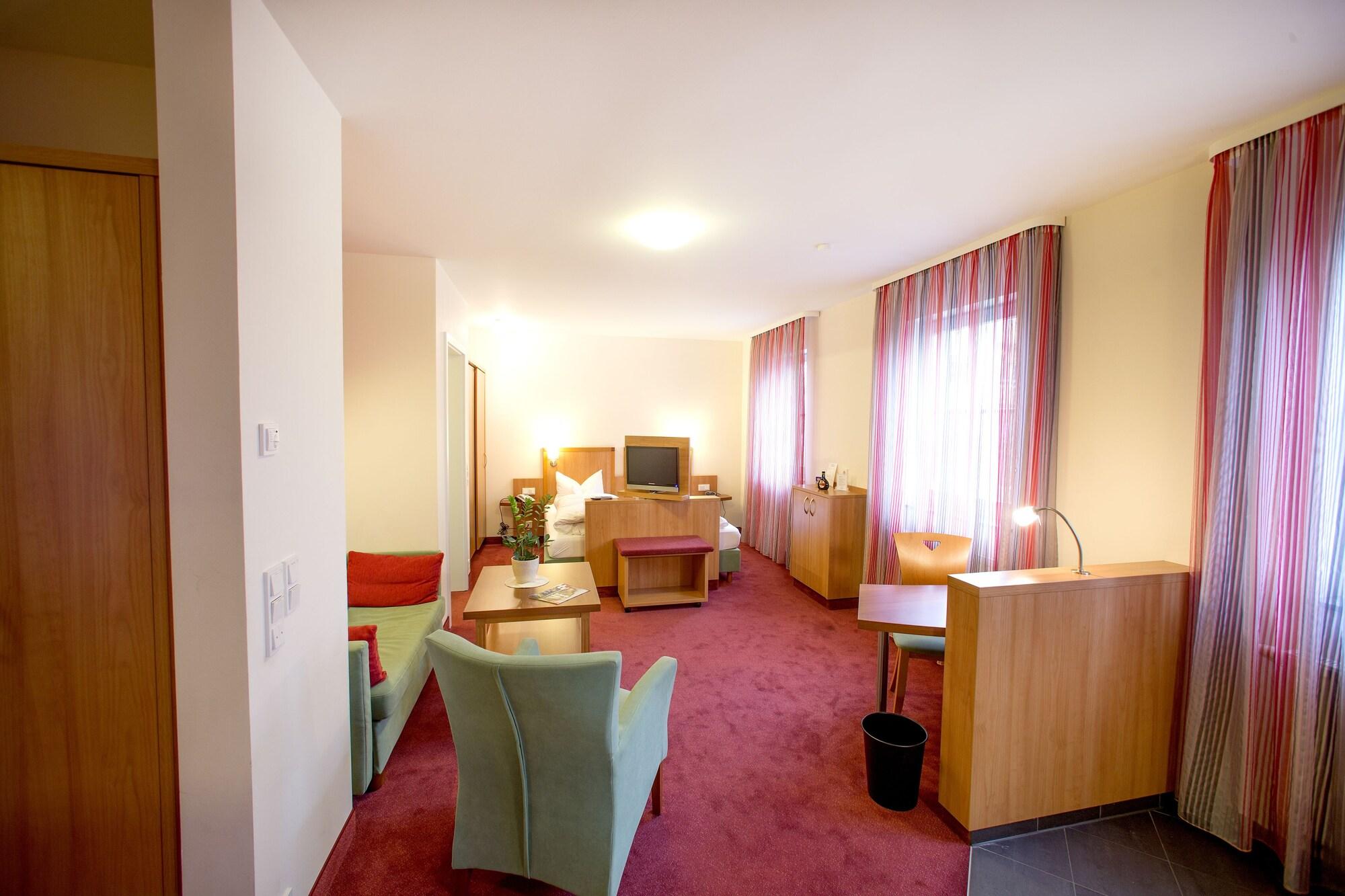 Hotel Weisses Lamm Veitshochheim Bagian luar foto