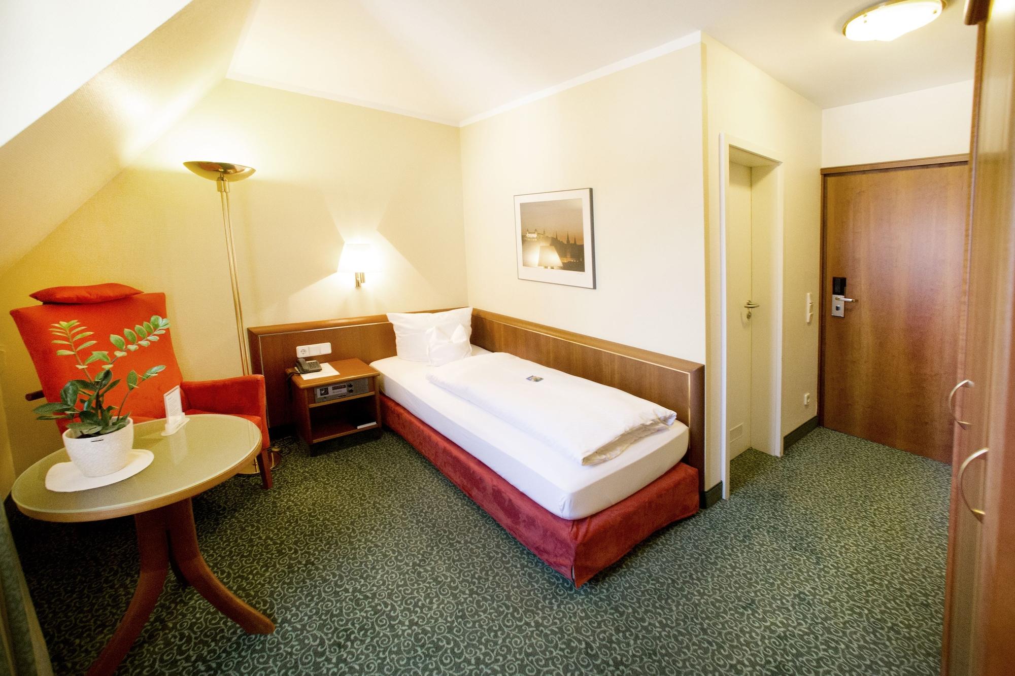 Hotel Weisses Lamm Veitshochheim Bagian luar foto
