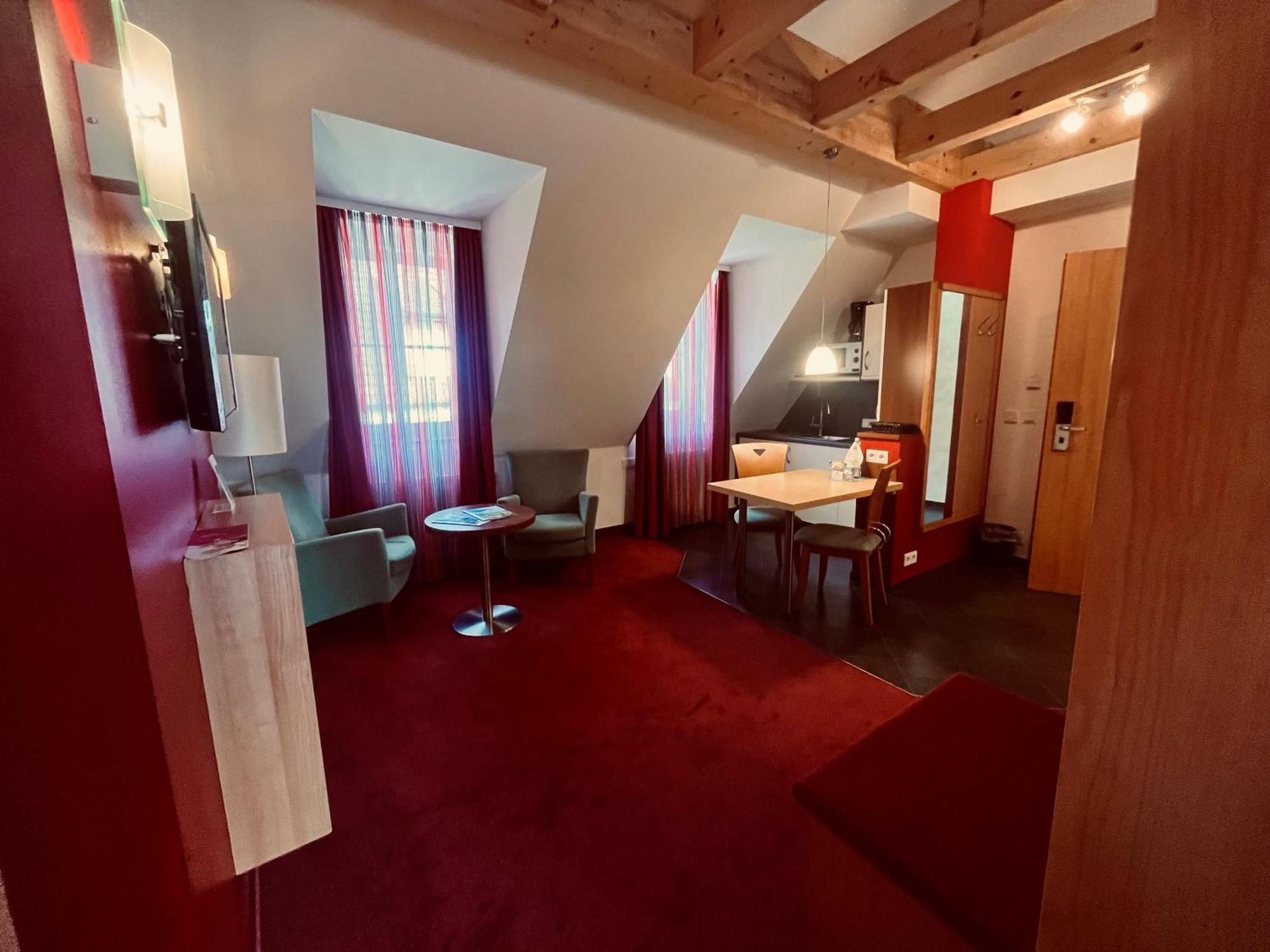 Hotel Weisses Lamm Veitshochheim Bagian luar foto
