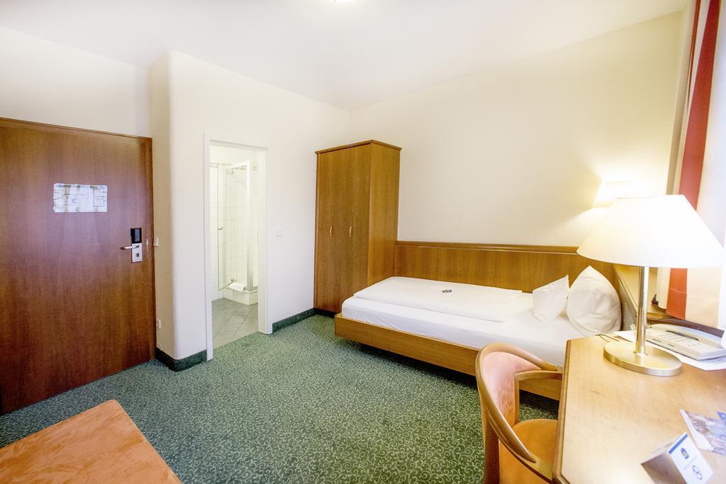 Hotel Weisses Lamm Veitshochheim Bagian luar foto
