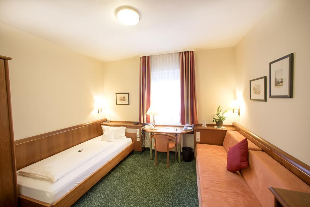 Hotel Weisses Lamm Veitshochheim Bagian luar foto