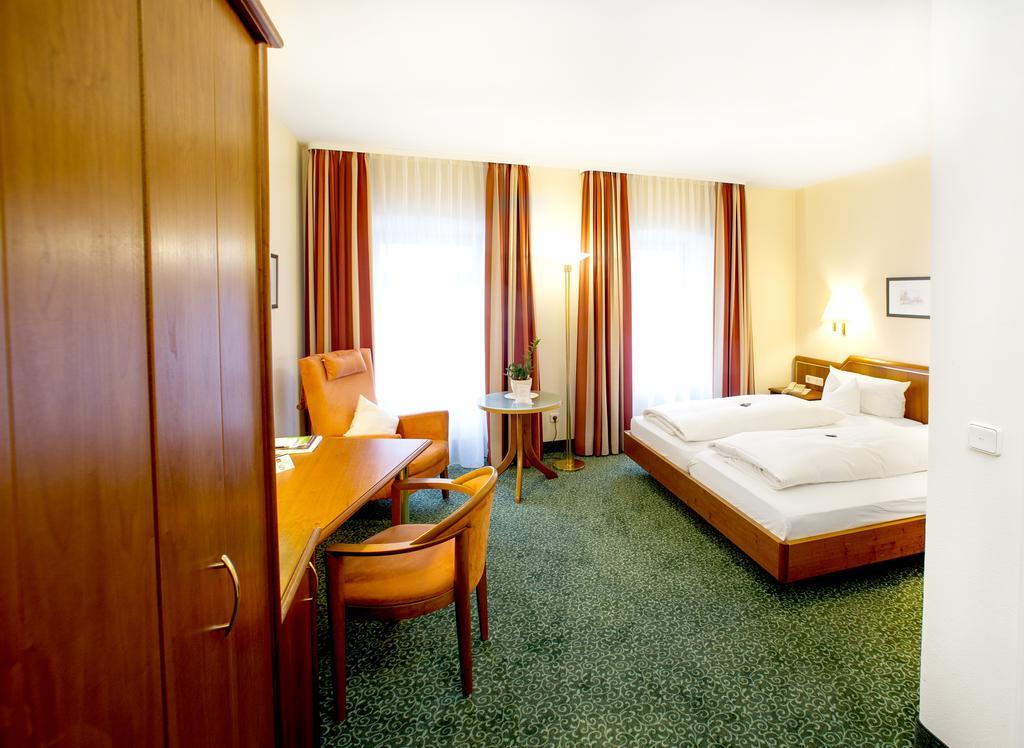 Hotel Weisses Lamm Veitshochheim Bagian luar foto