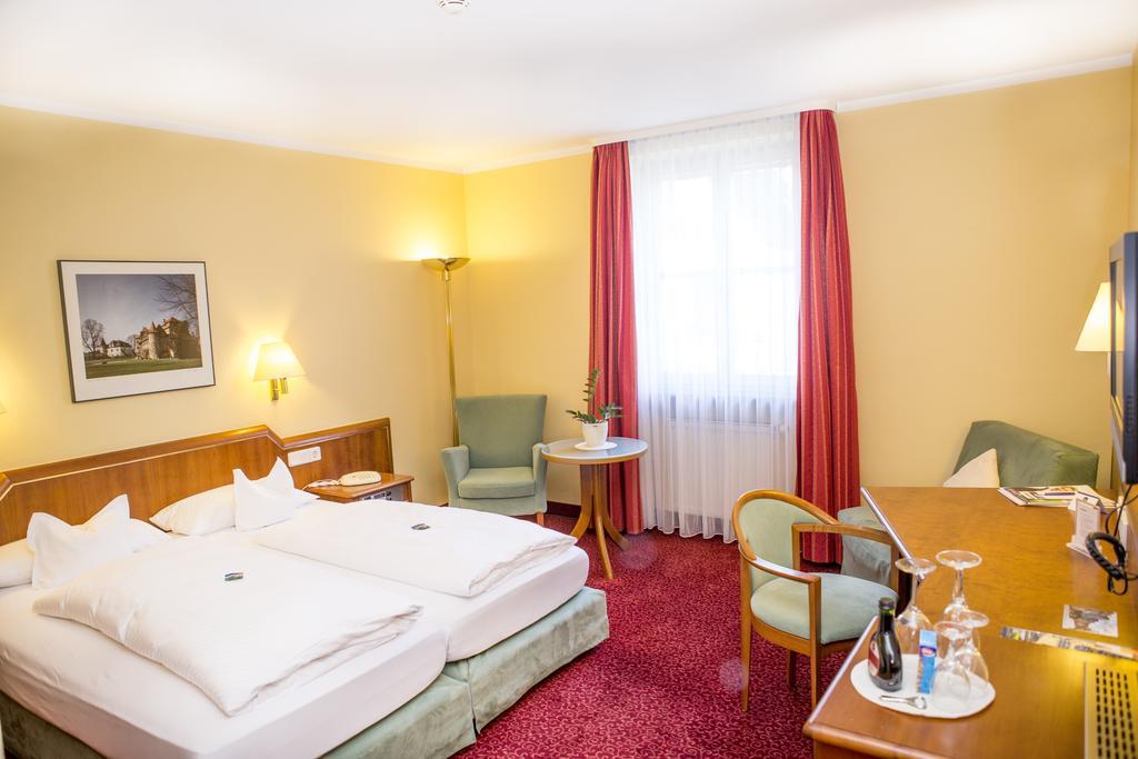 Hotel Weisses Lamm Veitshochheim Bagian luar foto