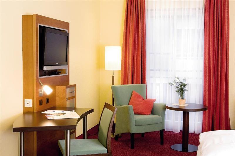 Hotel Weisses Lamm Veitshochheim Bagian luar foto