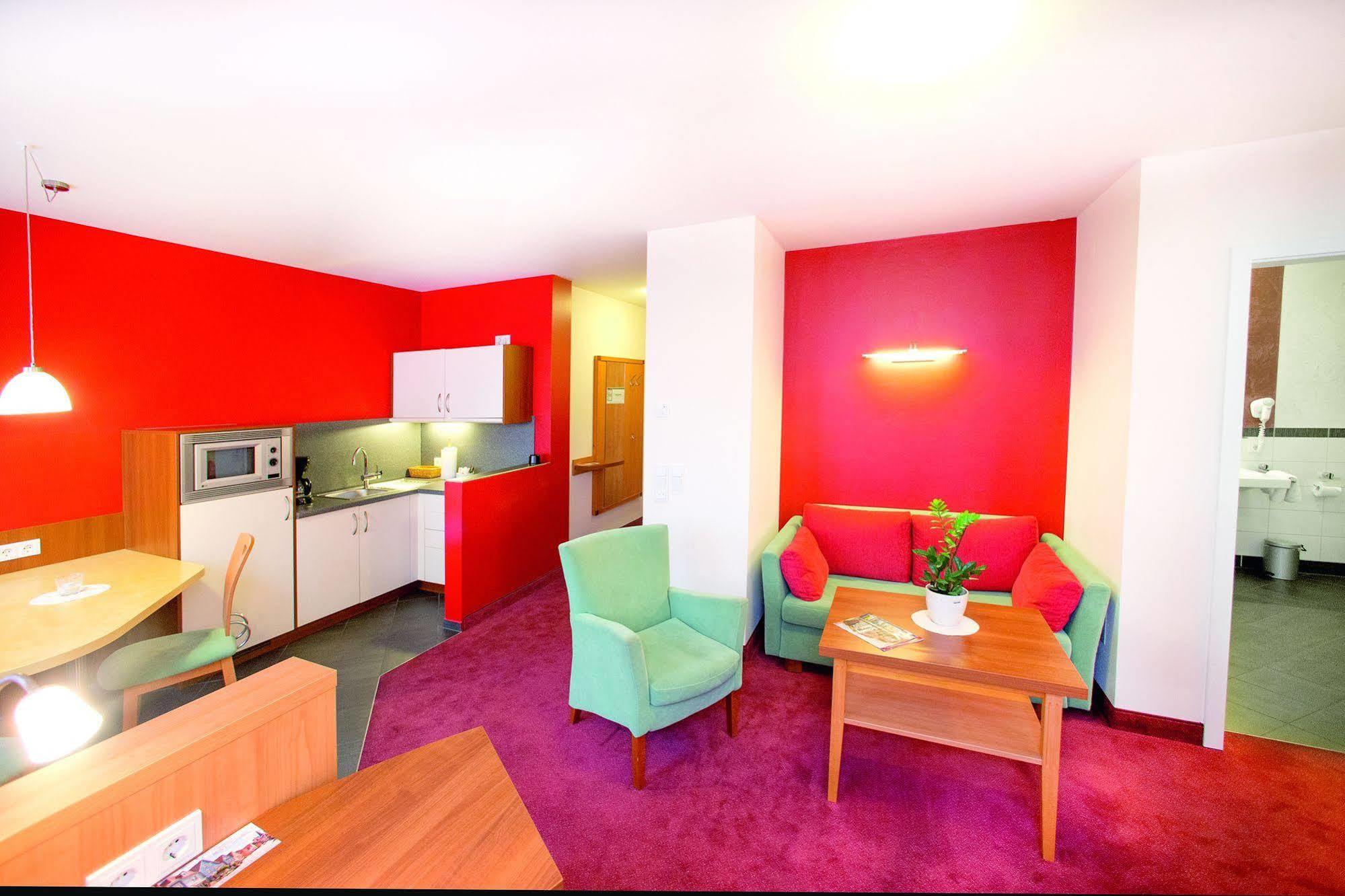Hotel Weisses Lamm Veitshochheim Bagian luar foto