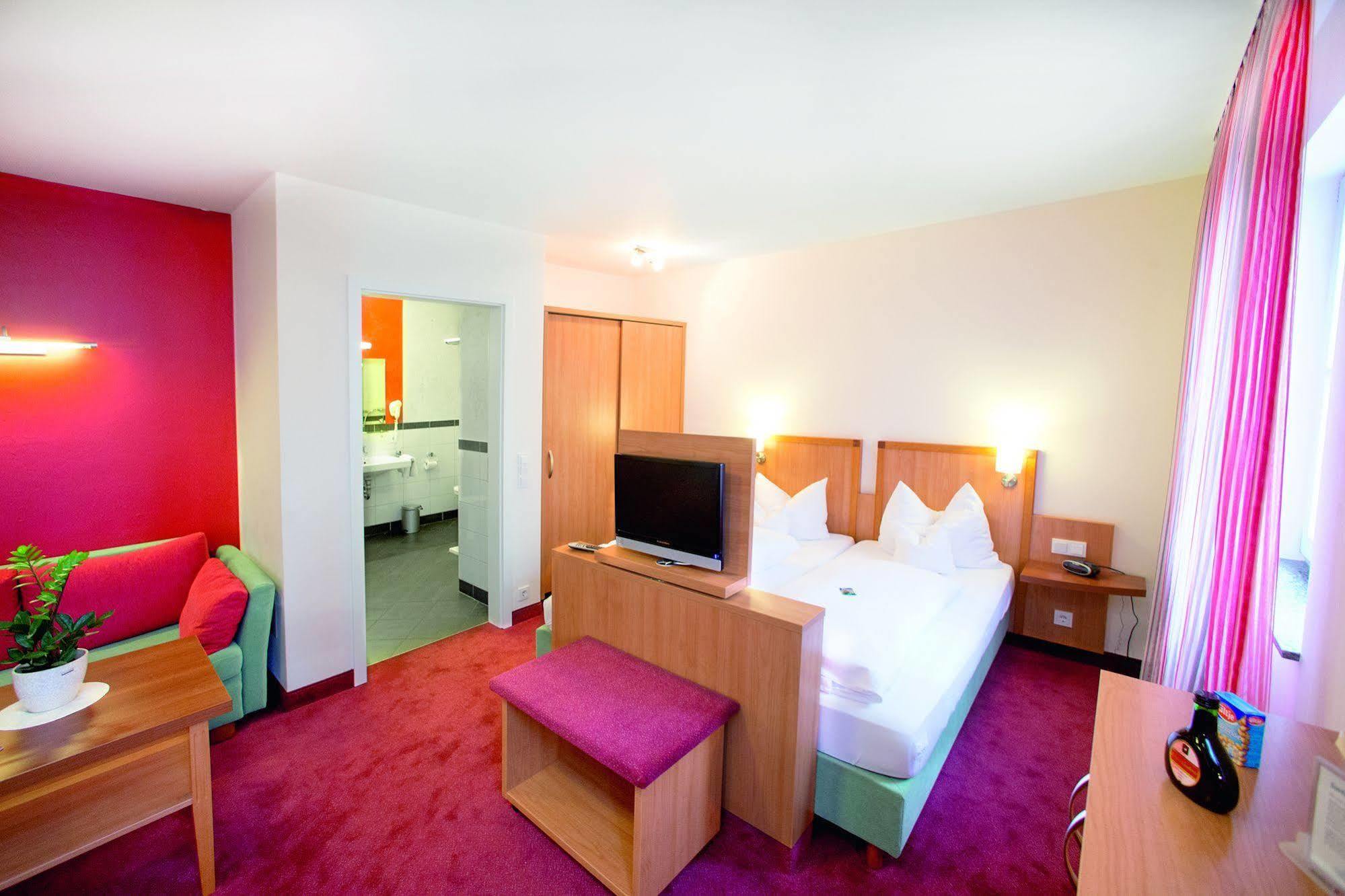 Hotel Weisses Lamm Veitshochheim Bagian luar foto