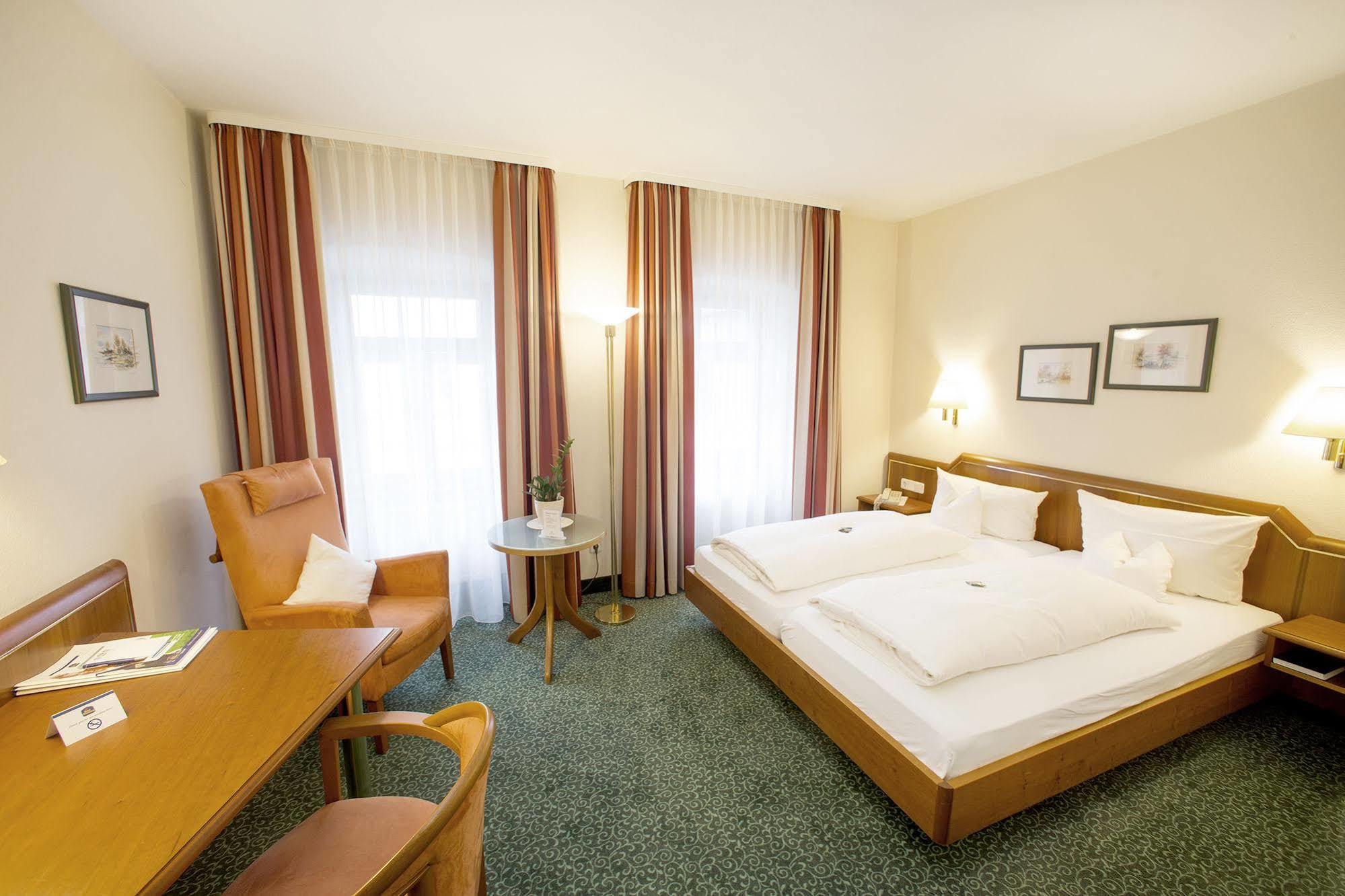 Hotel Weisses Lamm Veitshochheim Bagian luar foto