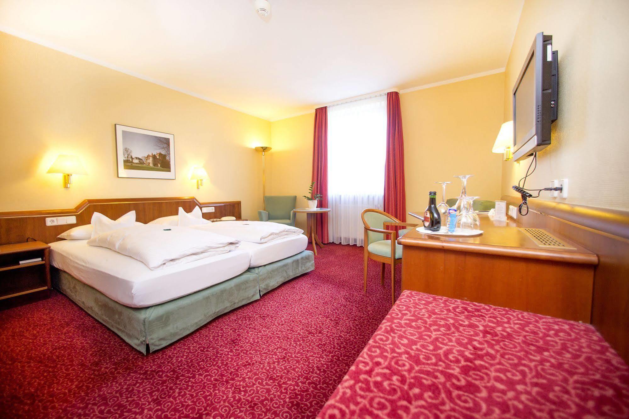 Hotel Weisses Lamm Veitshochheim Bagian luar foto