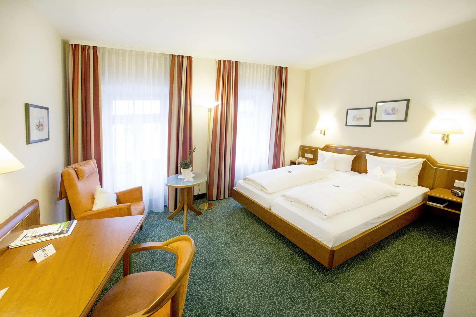 Hotel Weisses Lamm Veitshochheim Bagian luar foto