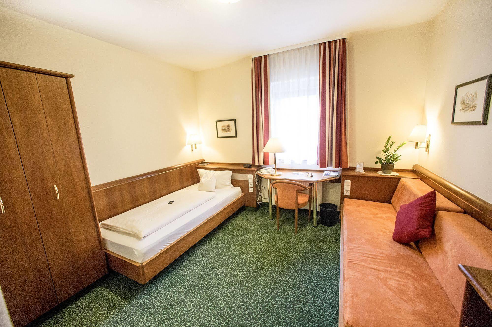 Hotel Weisses Lamm Veitshochheim Bagian luar foto
